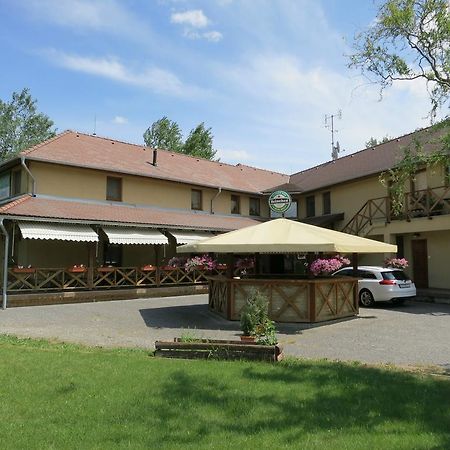 Guest House Meat Heads Pub Komárno Εξωτερικό φωτογραφία