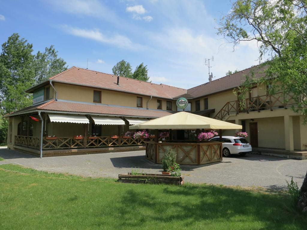 Guest House Meat Heads Pub Komárno Εξωτερικό φωτογραφία